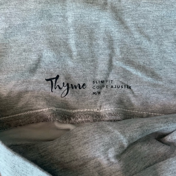🔥 2/$50 🔥 Thyme Maternity White Capris - Picture 4 of 4